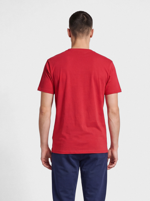 hmlGO 2.0 T-SHIRT S/S, TRUE RED, model