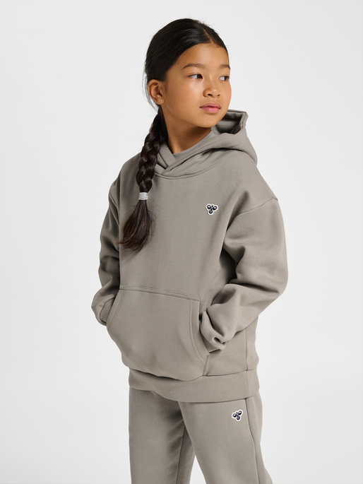 hmlJR LOOSE HOODIE BEE, ROCK RIDGE, model