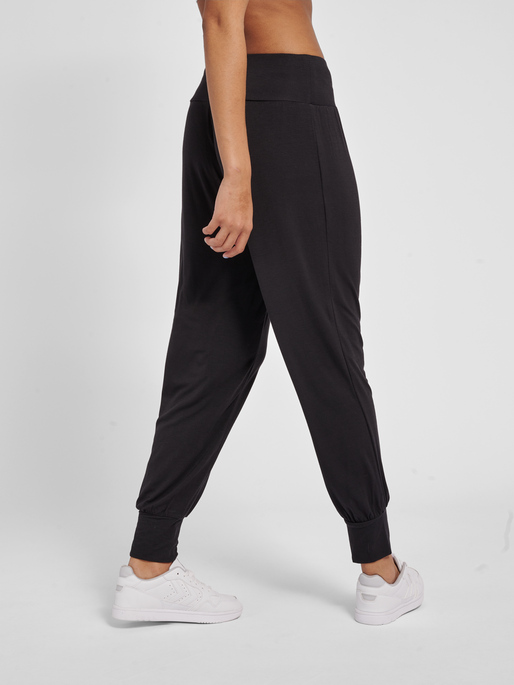 hmlMT FIONA LOOSE PANTS, BLACK, model