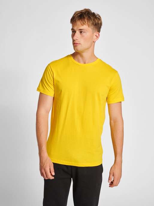 hmlRED BASIC T-SHIRT S/S, EMPIRE YELLOW, model