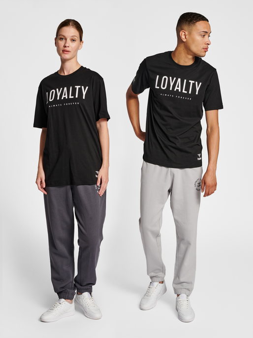 hmlLGC LOYALTY T-SHIRT, 2001, model