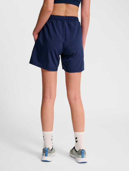 hmlPULSE WORKOUT SHORTS, DRESS BLUES, model
