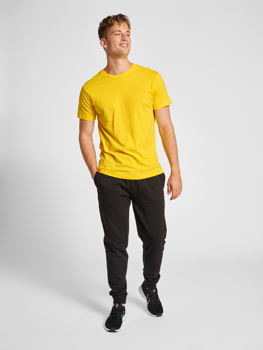 hmlRED BASIC T-SHIRT S/S, EMPIRE YELLOW, model