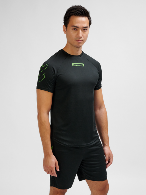 hmlTE TOPAZ T-SHIRT, BLACK/POISON GREEN, model