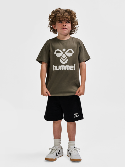 hmlTRES T-SHIRT S/S, DUSTY OLIVE, model