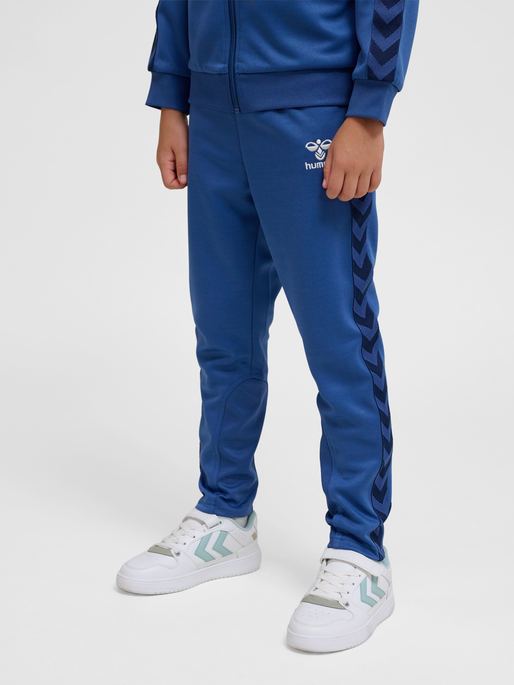 hmlNEWI PANTS, TRUE NAVY, model