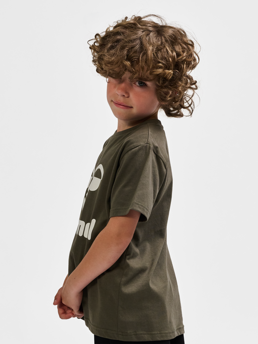 hmlTRES T-SHIRT S/S, DUSTY OLIVE, model