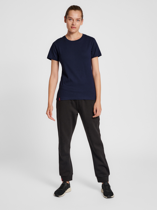 hmlRED BASIC T-SHIRT S/S WOMAN, MARINE, model