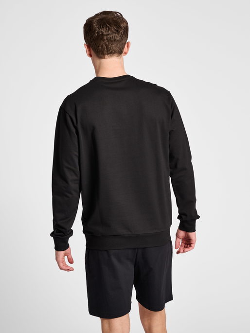 hmlOFFGRID COTTON SWEATSHIRT, JET BLACK, model