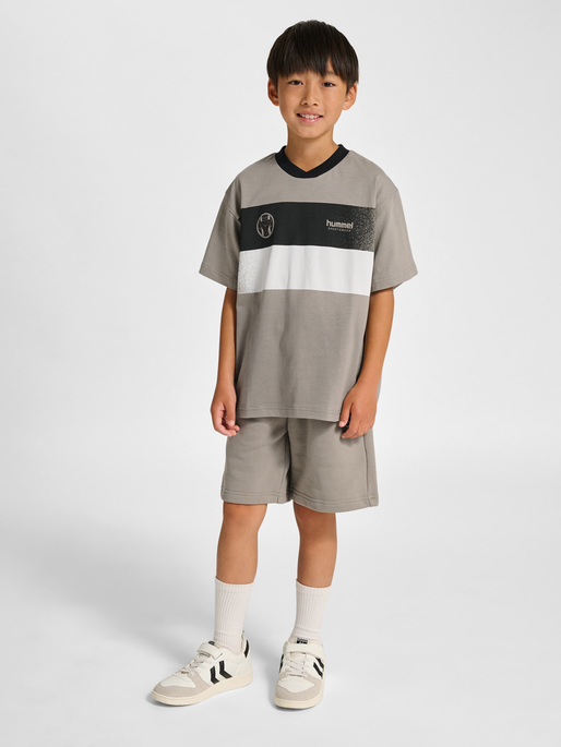 hmlJR LOOSE CHANGE T-SHIRT SS, ROCK RIDGE, model