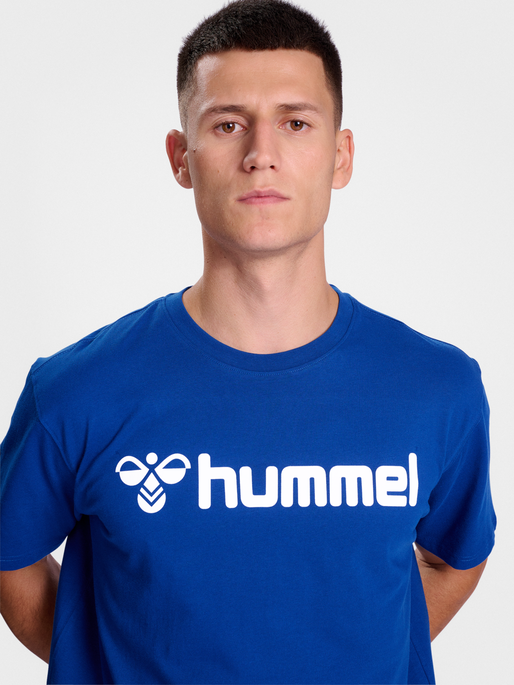 hmlGO 2.0 LOGO T-SHIRT S/S, TRUE BLUE, model