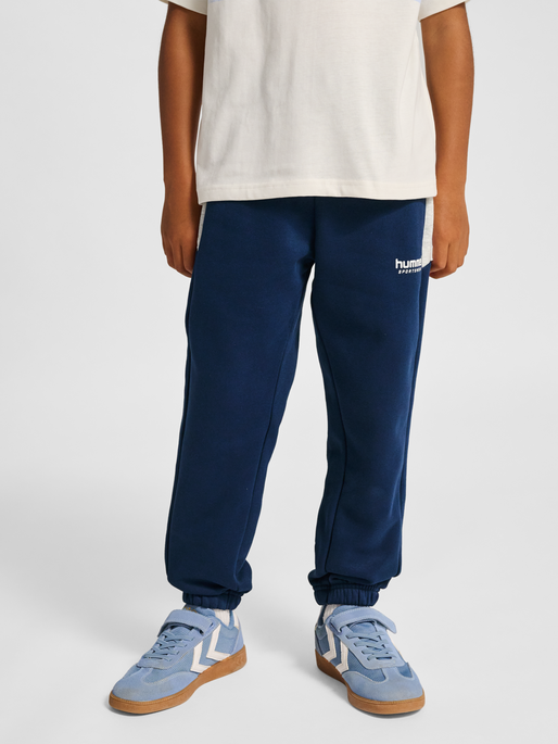 hmlJR LOOSE BLOCKED SWEATPANT, DRESS BLUES, model