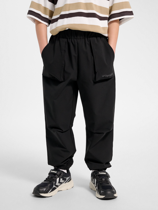 hmlJR STREET TRACKSUIT CARGO PANTS, BLACK BEAUTY, model