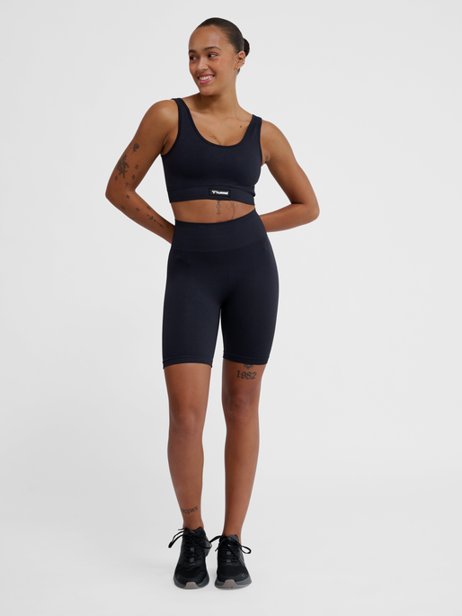 hmlALIVE SEAMLESS HIGH WAIST SHORTS, BLACK, model