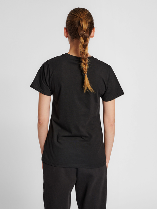 hmlRED BASIC T-SHIRT S/S WOMAN, BLACK, model