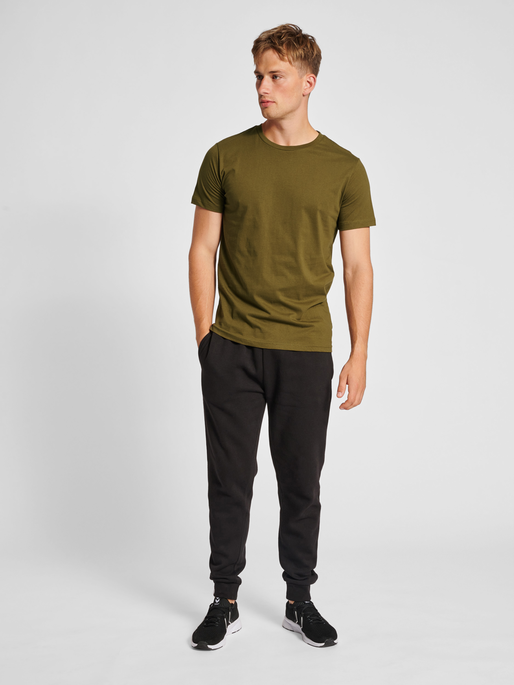 hmlRED BASIC T-SHIRT S/S, DARK OLIVE, model