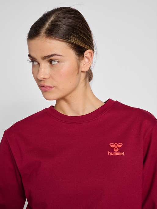 hmlOFFGRID COTTON SWEATSHIRT WO, RHUBARB, model