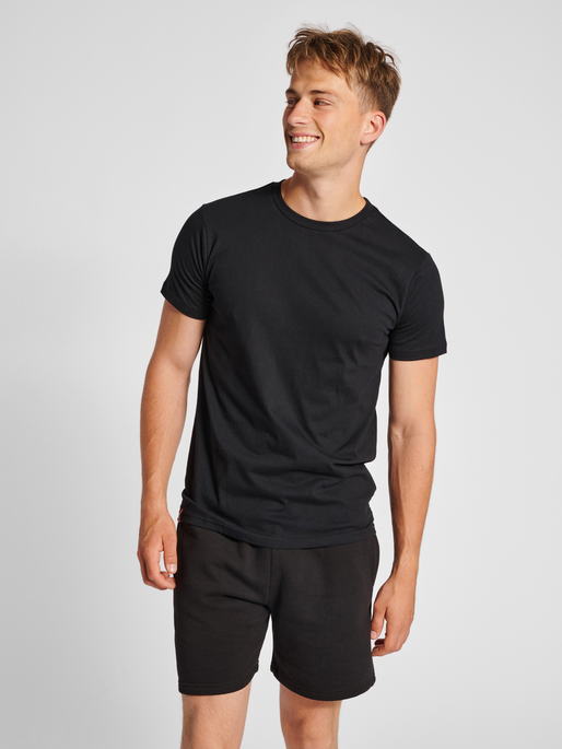 hmlRED HEAVY T-SHIRT S/S, BLACK, model