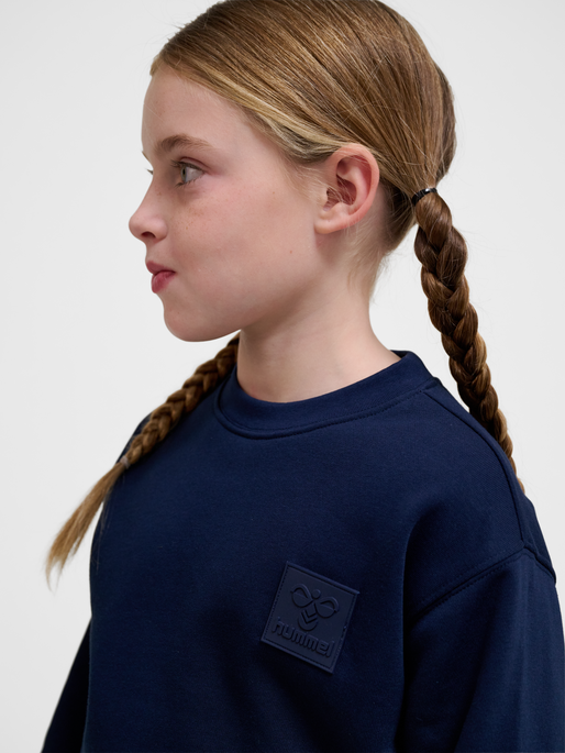 hmlCLEAN SWEATSHIRT, BLACK IRIS, model