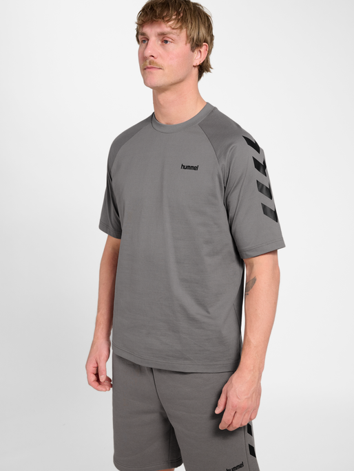 hmlKEEPER CHEVRON T-SHIRT S/S, CHARCOAL GRAY, model
