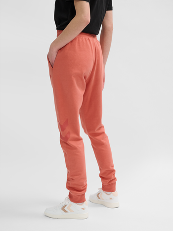 hmlLEGACY WOMAN TAPERED PANTS, APRICOT BRANDY, model