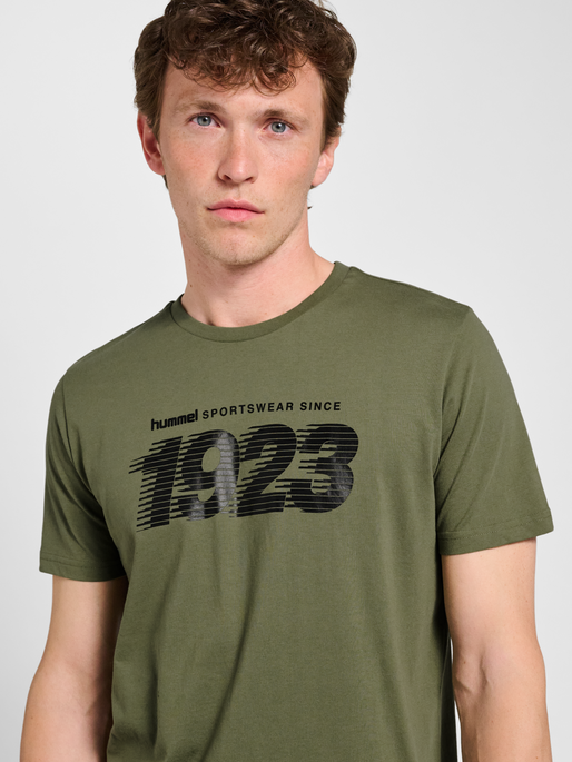 hmlPULSE GRAPHIC T-SHIRT S/S, DEEP LICHEN GREEN, model