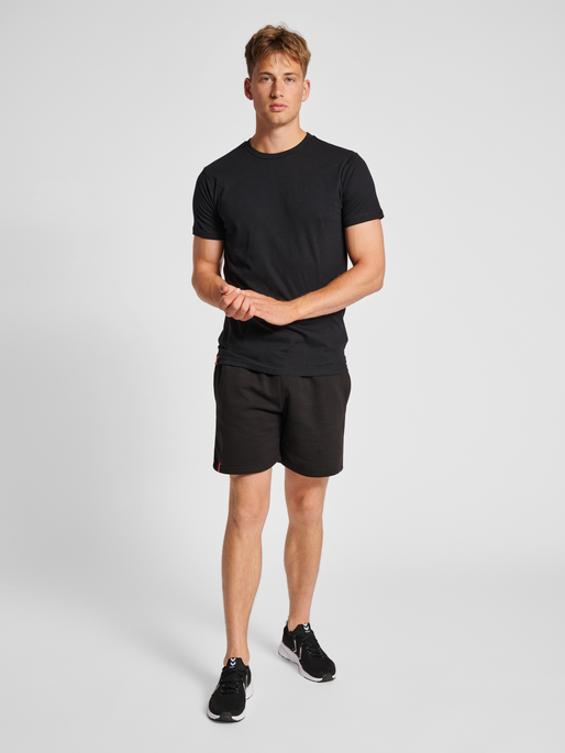 hmlRED HEAVY T-SHIRT S/S, BLACK, model