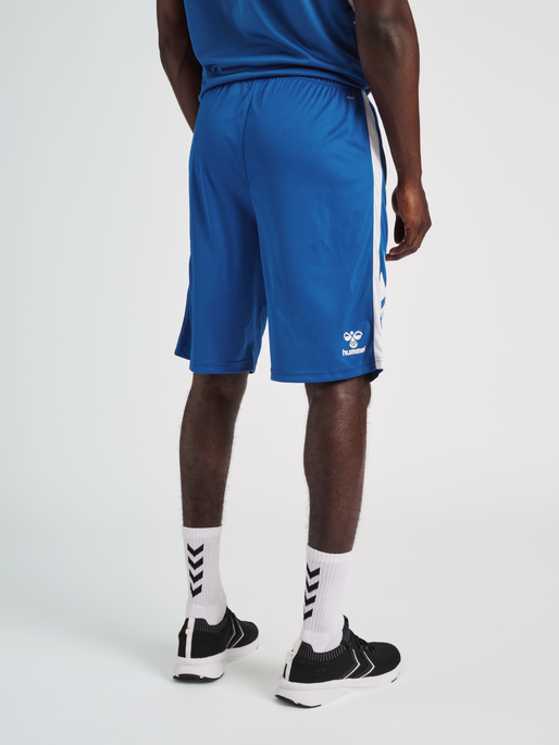 hmlCORE XK BASKET SHORTS, TRUE BLUE, model