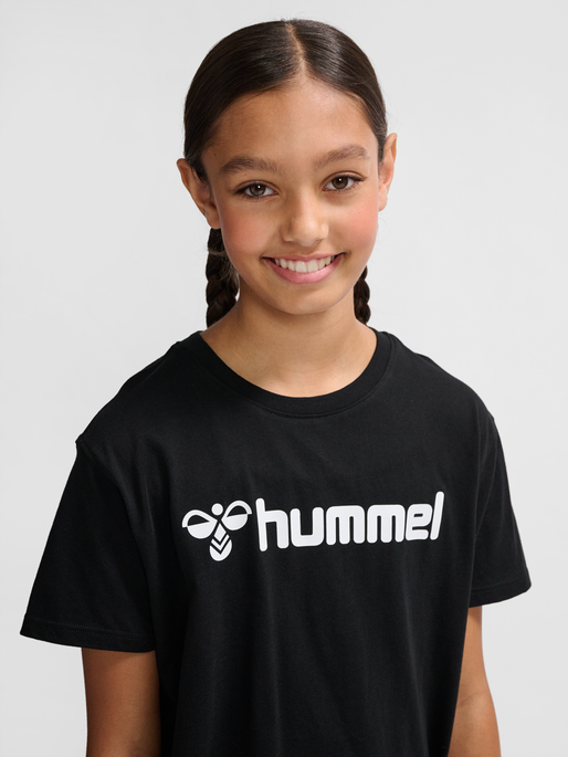 hmlGO 2.0 LOGO T-SHIRT S/S KIDS, BLACK, model