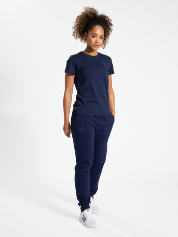 hmlCOURT COTTON SWEATPANTS WOMAN, MARINE, model