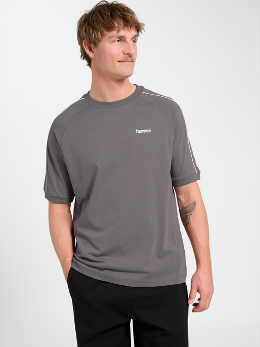 hmlCLUB REST DAY T-SHIRT S/S, CHARCOAL GRAY, model