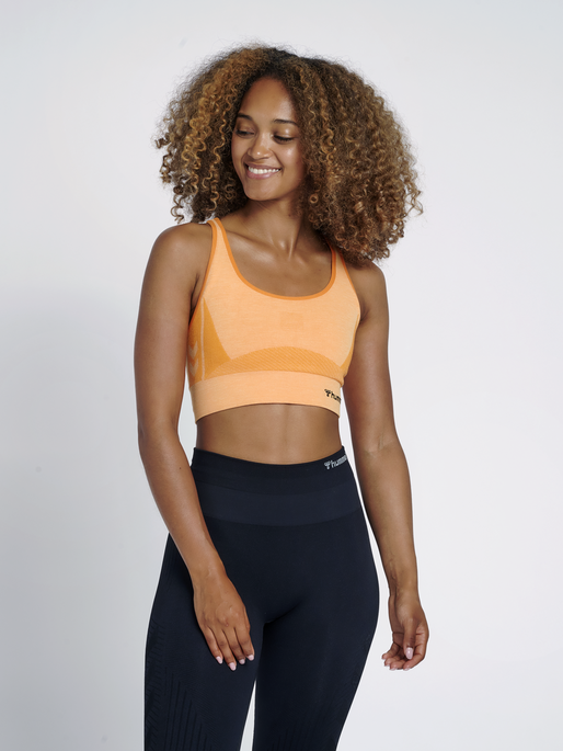 hmlCLEA SEAMLESS  SPORTS TOP, BLAZINGORANGE, model