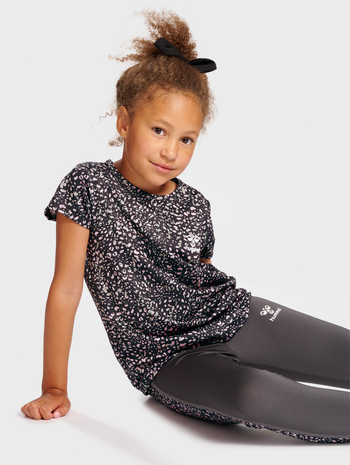 hmlNANNA T-SHIRT S/S, ASPHALT, model