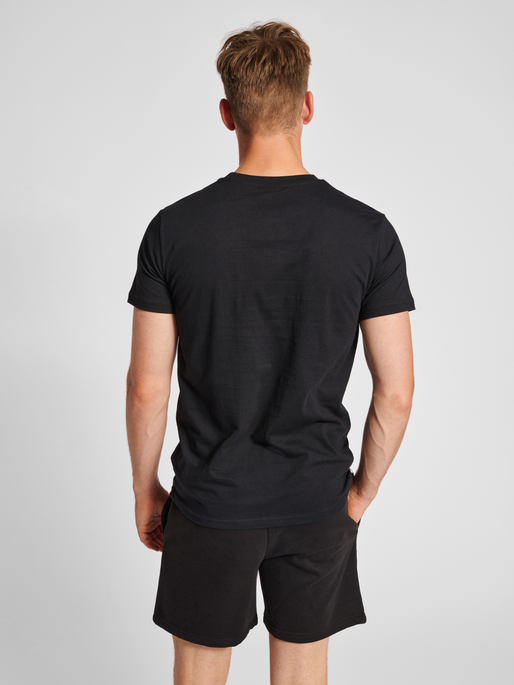 hmlRED HEAVY T-SHIRT S/S, BLACK, model