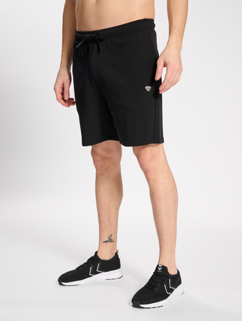 hmlIC FRED SWEATSHORTS, BLACK, model