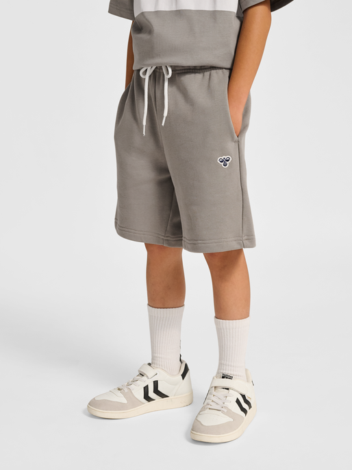 hmlJR LOOSE SWEAT SHORTS BEE, ROCK RIDGE, model