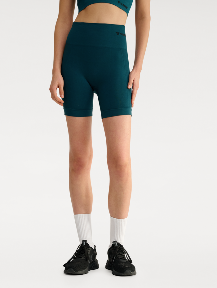 hmlTIF SEAMLESS SHORTS, DARK SEA, model