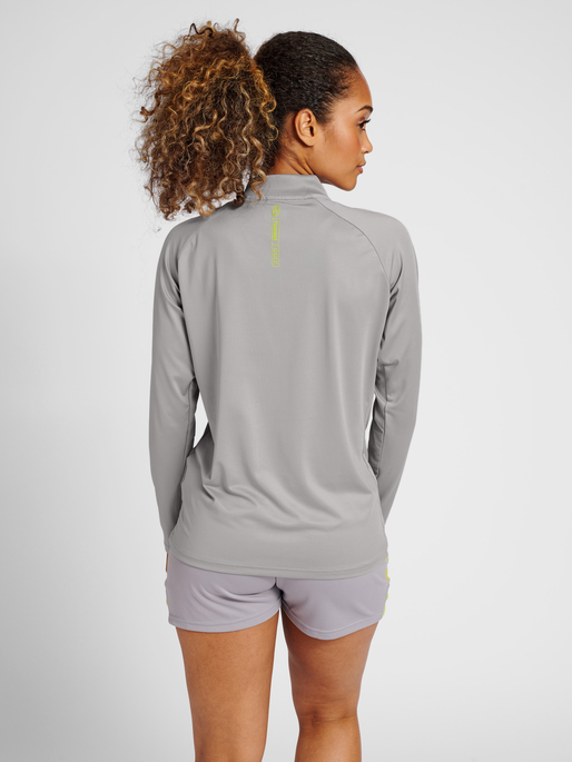 hmlGG12 TRAINING 1/2 ZIP SWEAT WOMAN, ALLOY, model