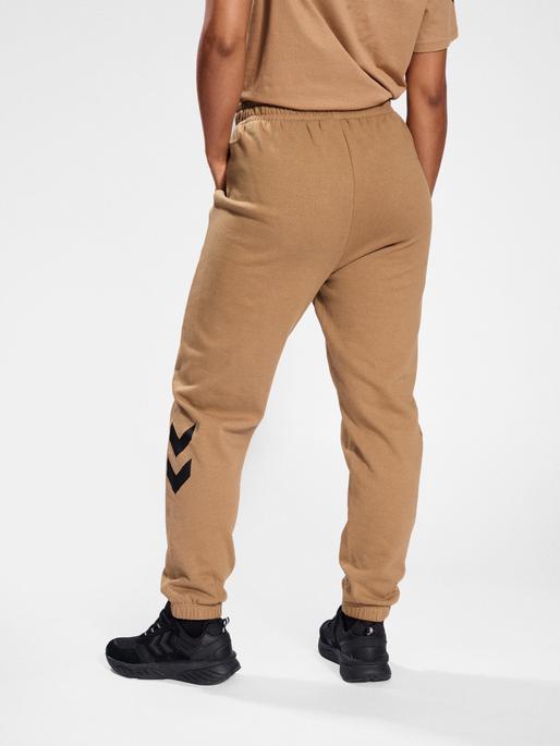 hmlLEGACY REGULAR PANTS, TIGERS EYE, model