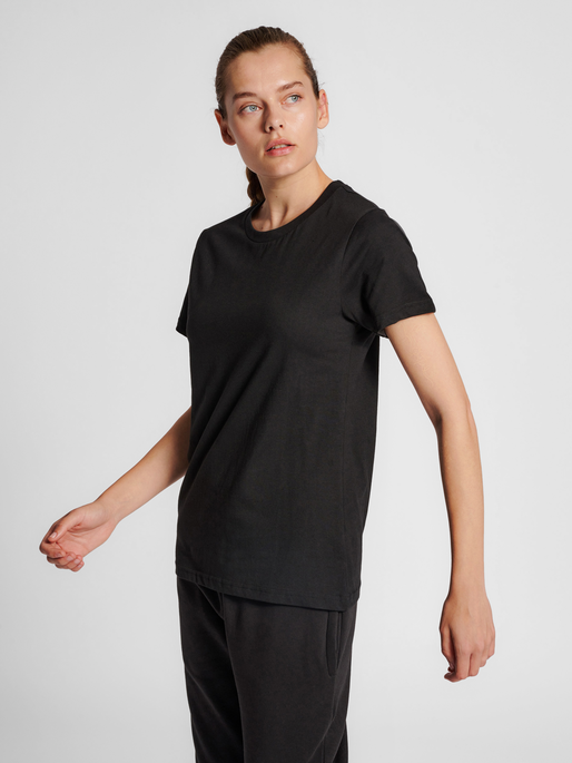 hmlRED BASIC T-SHIRT S/S WOMAN, BLACK, model