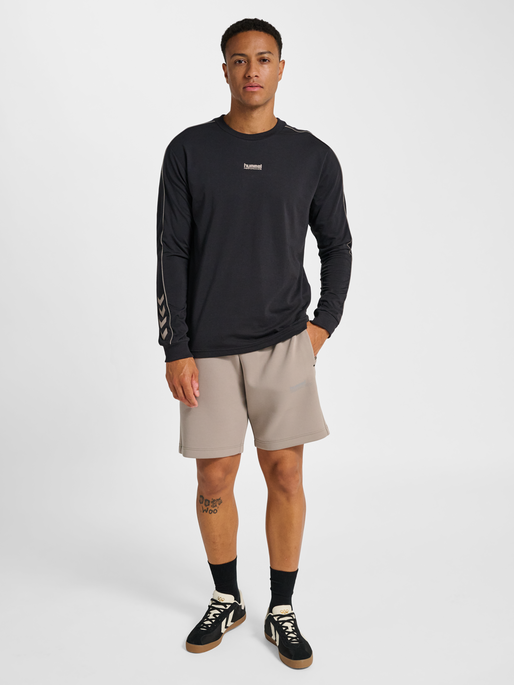 hmlPULSE PIPING T-SHIRT L/S, BLACK, model