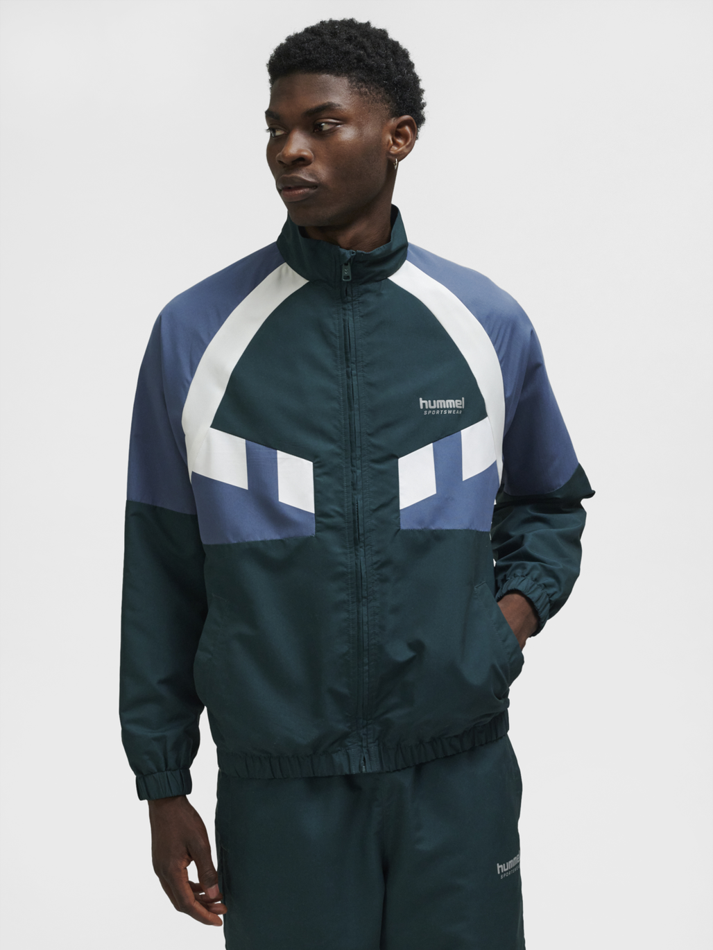 hmlTRACKSUIT JACKET SPORTSWEAR, PONDEROSA PINE, model