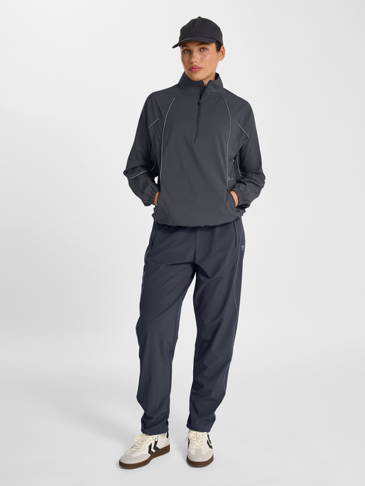 hmlPULSE WOVEN W HALF ZIP, EBONY, model