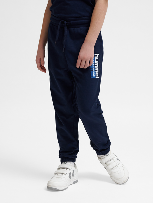 hmlTUKAS PANTS, BLACK IRIS, model