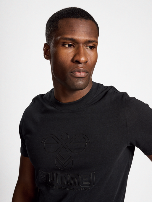 hmlICONS GRAPHIC T-SHIRT, BLACK/BLACK, model