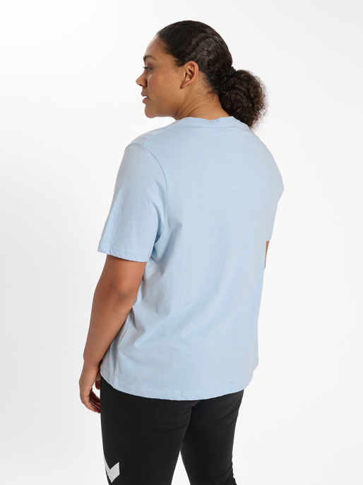 hmlLEGACY WOMAN T-SHIRT PLUS, CELESTIAL BLUE, model