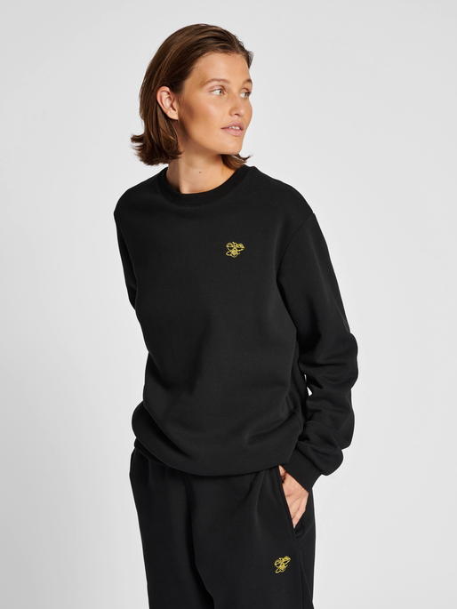 hmlAMNESTY SWEATSHIRT, 2001, model
