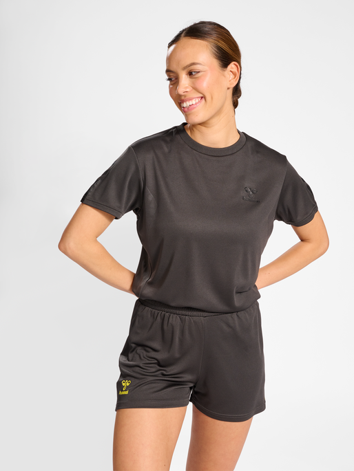 hmlACTIVE PL JERSEY S/S WOMAN, OBSIDIAN, model