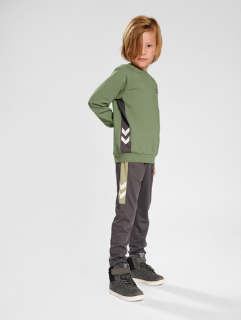 hmlGLEN SWEATSHIRT, OIL GREEN, model