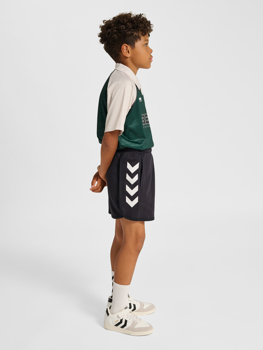 hmlJR LOOSE WILLY SHORTS, BLACK, model